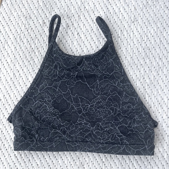 Size 4 Lululemon High Neck Sports Bra - Black and Grey Flower Pattern - Picture 1 of 2